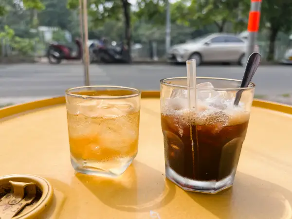 Cà phê đen đá không đường, ofwel zwarte iced koffie zonder suiker wordt vrijwel altijd vergezeld van een glas groene thee.